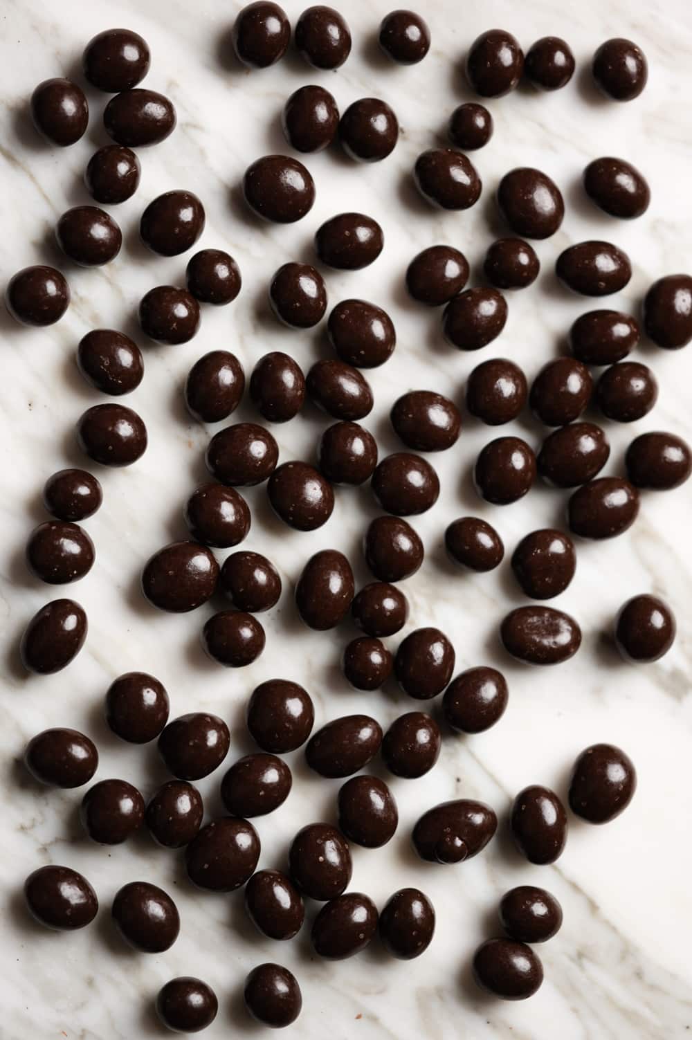 Dark chocolate coated sultanas – rich dark chocolate with sweet dried fruit